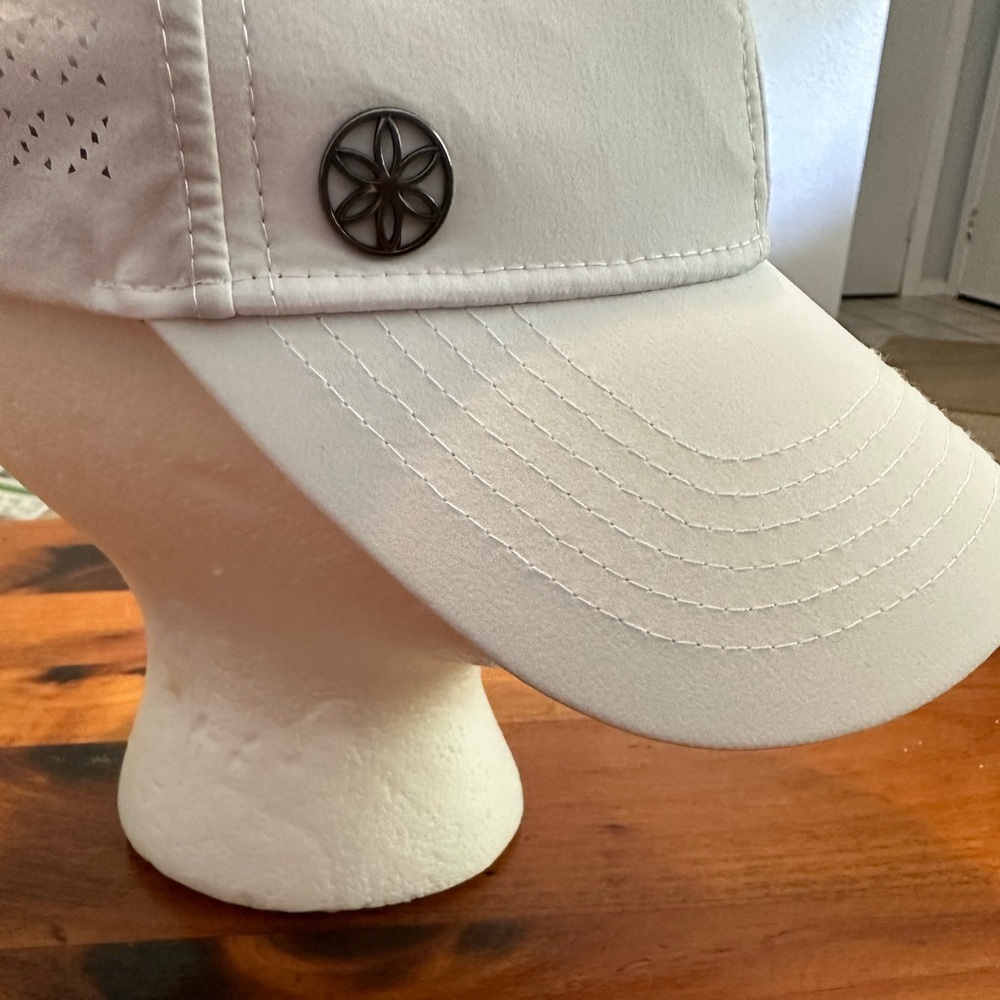 Gaiam Baseball style cap. One size, white. New without tags - Picture 3 of 6